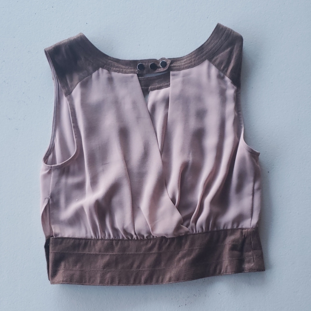 NEW* Casual sleeveless top with crossover pleats - Picture 5 of 7